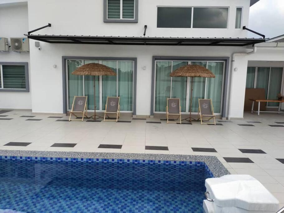 Evening/Night De Ville-50Pax Private Pool Bbq Ipoh Exterior foto